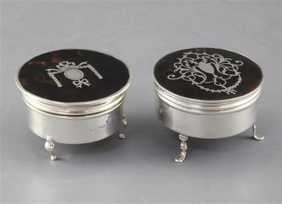 Two George V silver and tortoiseshell pique mounted circular trinket boxes, largest diameter 77mm.